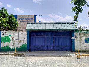Padres de Colegio Ingenium en Pantoja reclaman respuesta tras cierre del centro educativo
