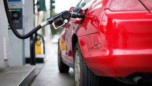 Precio de la gasolina en EE. UU. baja de los cuatro dólares por galón tras acuerdo con Irán