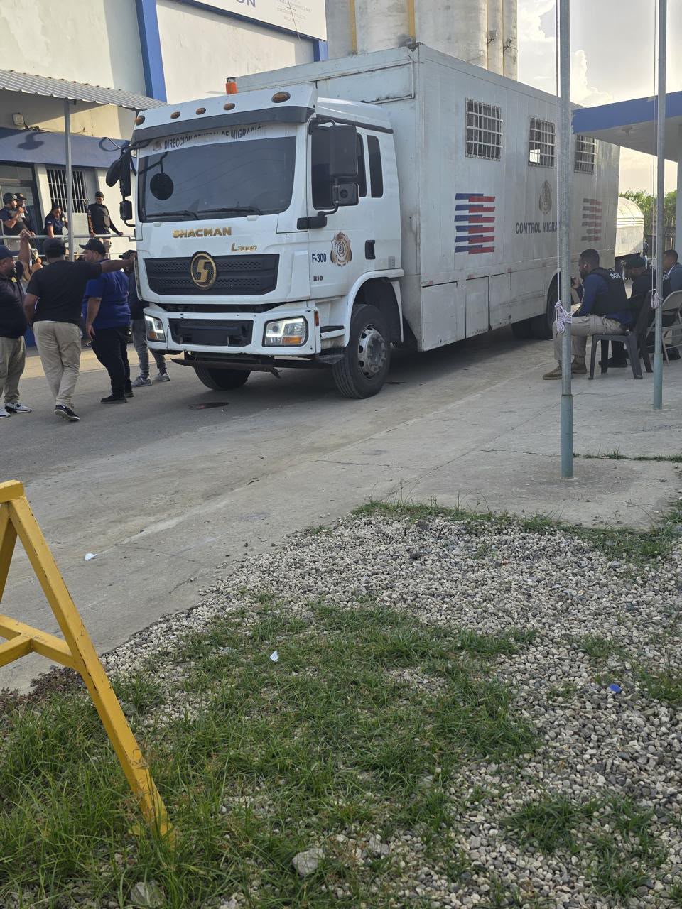 DGM detiene a dos empleados por tráfico irregular de haitianos en vehículos oficiales