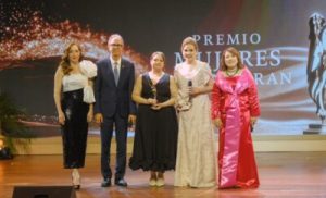 Jatnna Tavárez recibe máximo galardón del Premio Mujeres que Inspiran