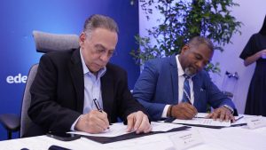 CUED firma contratos de energía renovable con respaldo de baterías para las EDE 