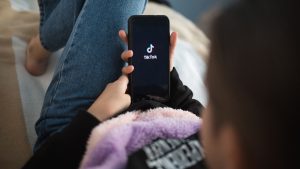 Indonesia desactiva 4.7 millones de cuentas de menores en TikTok y YouTube