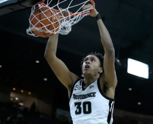 Dominicano Rafael Castro firma contrato de doble vía con los Bucks de Milwaukee