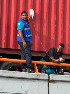 Motorista queda atrapado entre patana y muro en elevado de la Quinto Centenario