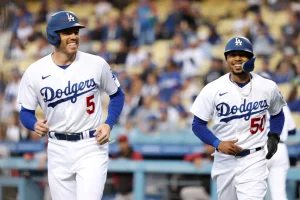 Freeman y Betts lideran triunfo de los Dodgers 4-2 sobre los Padres