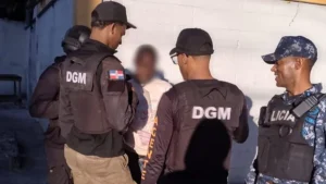 Dictan prisión preventiva contra agente de Migración y chofer por sobornos