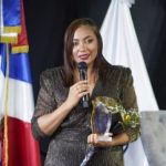 Amelia Reyes es reconocida por su trayectoria en la comunicación digital durante los Premios Entre Copas USA en Nueva York