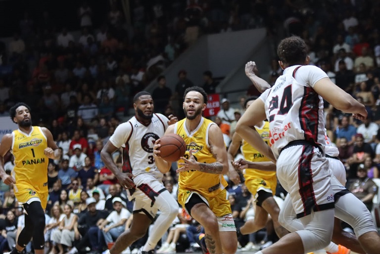 gigantes-dominan-la-pintura-y-empatan-la-serie-final-ante-metros