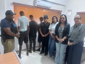 PN rescata a siete menores que trabajaban como “limpia vidrios” en SFM