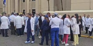 medicos-protestan-en-la-vega-y-exigen-libertad-de-doctor-william-almanzar-y-su-asistente