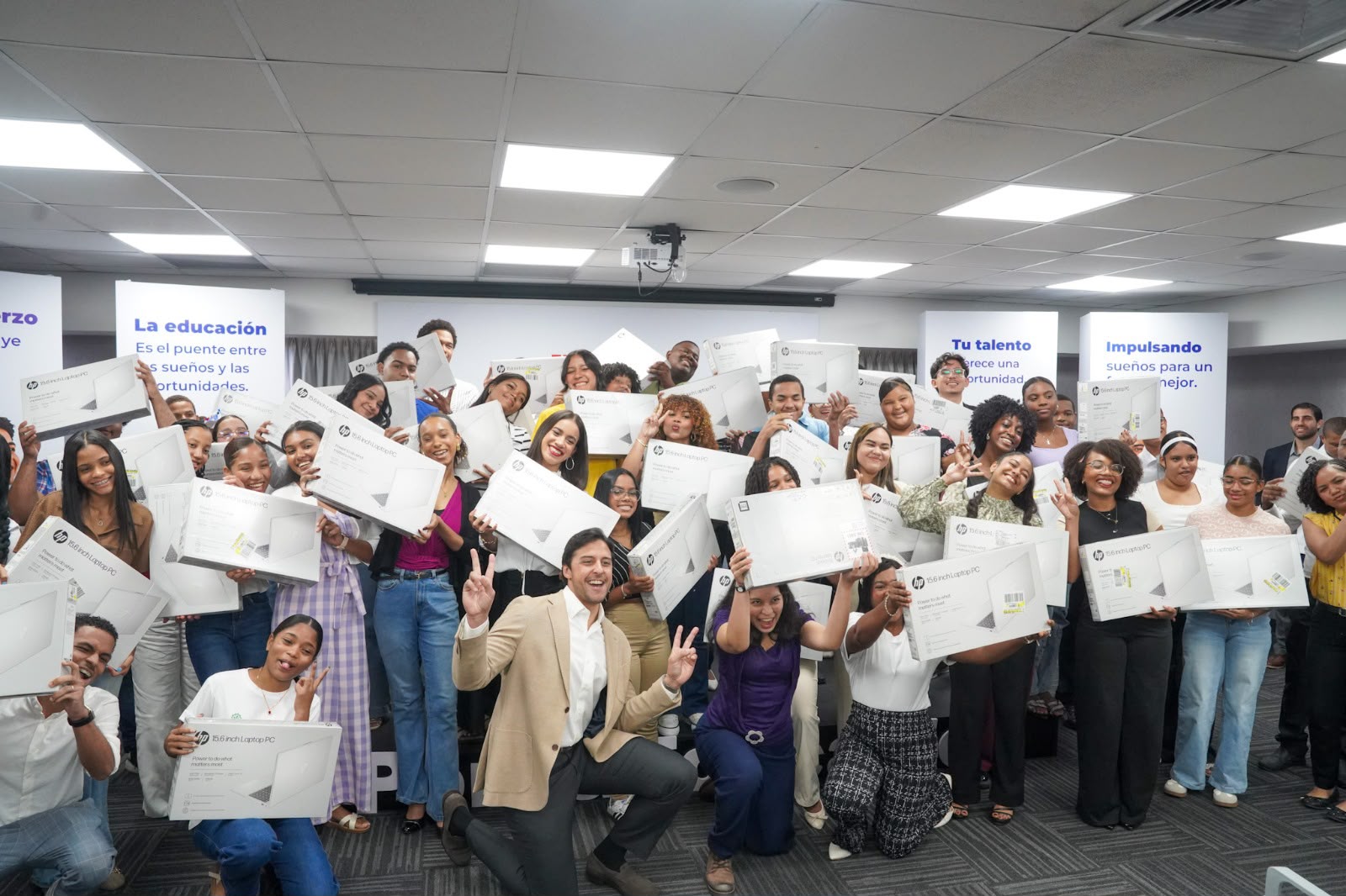 Raymond Rodríguez entrega laptops a 56 estudiantes meritorios mediante la Fundación GBC