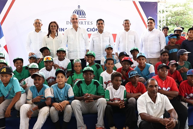 presidente-luis-abinader-y-ministro-kelvin-cruz-entregan-remozado-estadio-de-beisbol-en-samana