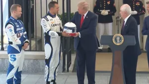 alex-palou-entrega-un-casco-personalizado-a-donald-trump-durante-acto-en-la-casa-blanca