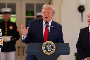 trump-despide-a-funcionario-acusado-de-ganar-dinero-con-apuestas-sobre-sus-discursos