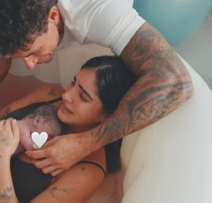 Isabella Ladera da a luz a su hijo Koa durante un parto casero
