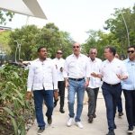 Presidente Abinader es recibido con júbilo en el Complejo Acuático