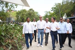 Presidente Abinader es recibido con júbilo en el Complejo Acuático