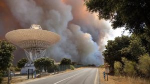 Un incendio forestal pone en riesgo una instalación estratégica de la NASA en España