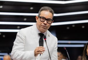 PRM reelige a Amado Díaz como vocero del Bloque de Diputados