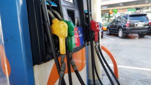 Gobierno congela precios de combustibles pese a aumento del petróleo internacional