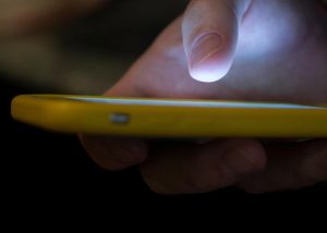 Francia avanza hacia prohibición de redes sociales para menores de 15 años