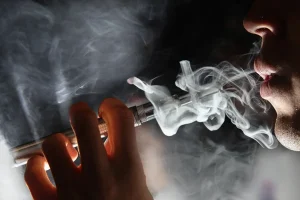 Vapeadores con nicotina triplicaron el abandono del cigarrillo en estudio de seis semanas