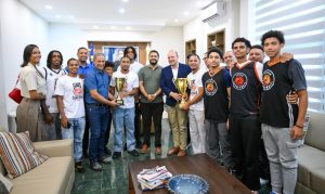 Alcalde Ulises Rodríguez recibe y felicita a Fénix Santiago por su segunda corona nacional