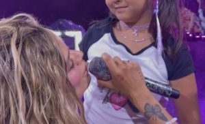 «Trágame tierra!» Karol G le pregunta a la niña cuál es su canción favorita y ella le respondió con una de Shakira