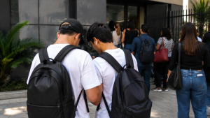 expertos-recomiendan-uso-correcto-de-mochilas-para-evitar-lesiones-en-estudiantes-y-adultos