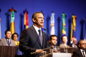 Henry Molina pide a nuevos abogados usar tecnología con ética y responsabilidad