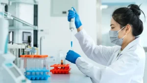 Así funciona la primera vacuna diseñada con IA que busca anticiparse a futuras pandemias