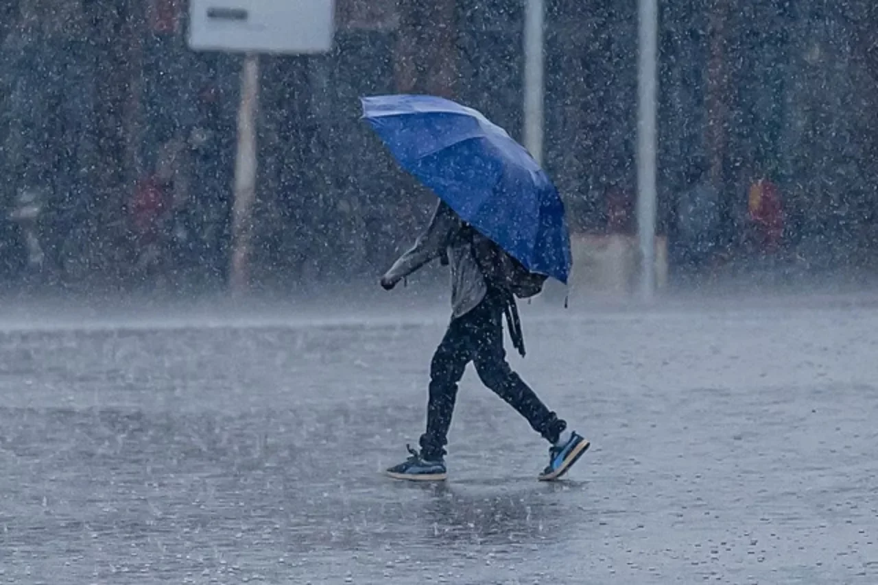 Vaguada provocará aguaceros y tormentas eléctricas este viernes; continuarán las altas temperaturas