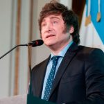 Milei firma decreto que permite expulsar extranjeros que agravien a Argentina