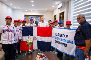 Ulises Rodríguez entrega banderas a Los Nacionales para la Serie Mundial de Pequeñas Ligas
