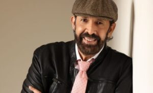 Juan Luis Guerra se acompaña del coro “Más que Vencedores” y nos regala el “Canto a la Patria»