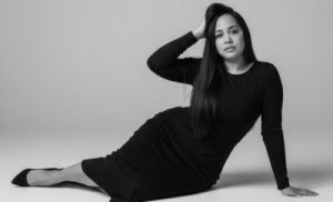 Periodista dominicana Laurie Marie Santos avanza a la final de la competencia Next Runway Star 2026