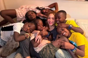Shakira de visita en Miami junto a los niños de Ghetto Kids tras su participación en el Mundial