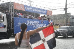 Bajo  lluvia : dominicanos vitorean a  medallistas de los JCC 2026 en recorrido por calles de Santo Domingo 