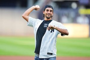 Ferran Torres realiza el primer lanzamiento ceremonial en el Yankee Stadium