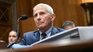 Comité del Senado de EE. UU. declara en desacato a Anthony Fauci por negarse a responder preguntas