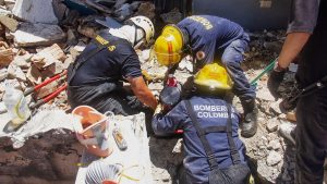 Terremoto en Colombia deja 250 muertos mientras equipos de rescate buscan sobrevivientes