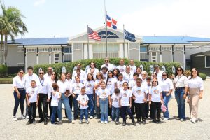 Comisionado de Béisbol realiza actividad con hijos de colaboradores