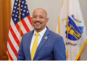 Liberan al alcalde de Lawrence tras comparecer ante corte de Boston