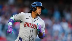 Ketel Marte sale del juego por molestias en su rodilla izquierda