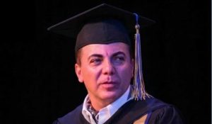 Cristian Castro se gradúa de la preparatoria a los 51 años y anuncia que quiere seguir estudiando