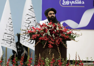 Talibanes prometen paz mundial al cumplir cinco años en el poder