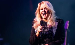 Miles de personas despiden a Bonnie Tyler antes de su funeral