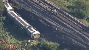 Tren de pasajeros se descarrila en el sur de Inglaterra; autoridades trabajan en el lugar