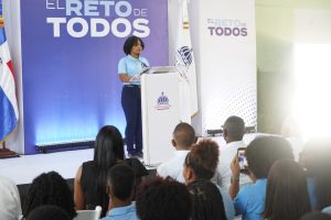 Estudiante de quinto grado invita a niños dominicanos a aprovechar cada día de clases