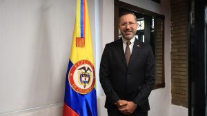 Ministro colombiano responde a críticas por viaje durante emergencia